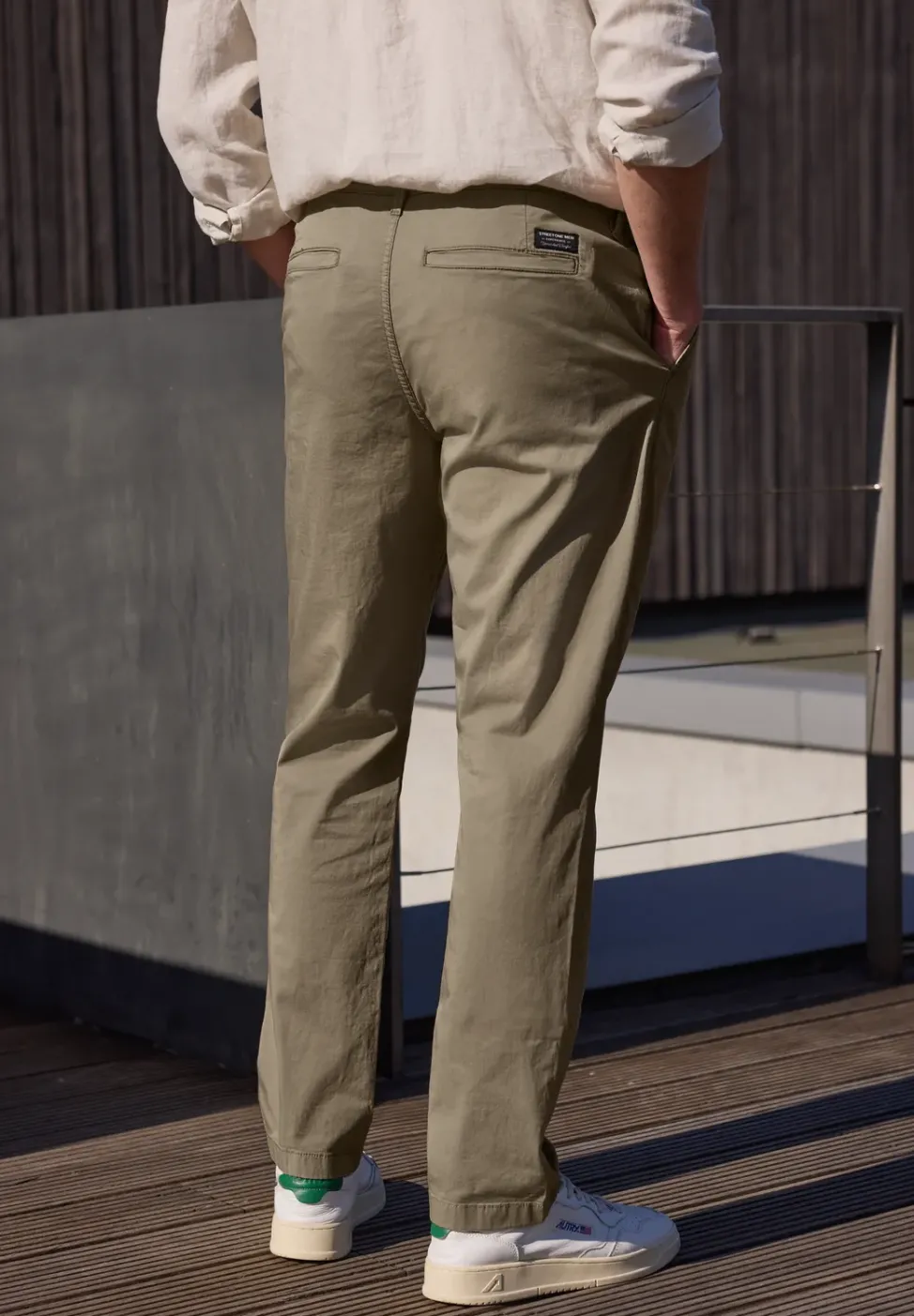 Straight Leg Chino in leichter Qualität