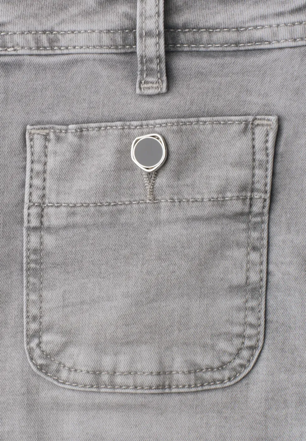 Straight Leg Jeans mit aufgesetzten Taschen