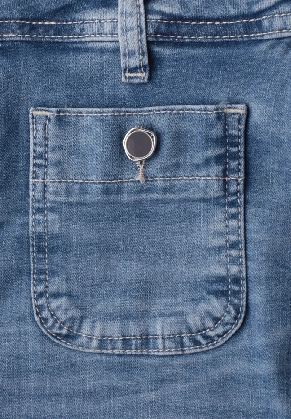 Straight Leg Jeans mit aufgesetzten Taschen