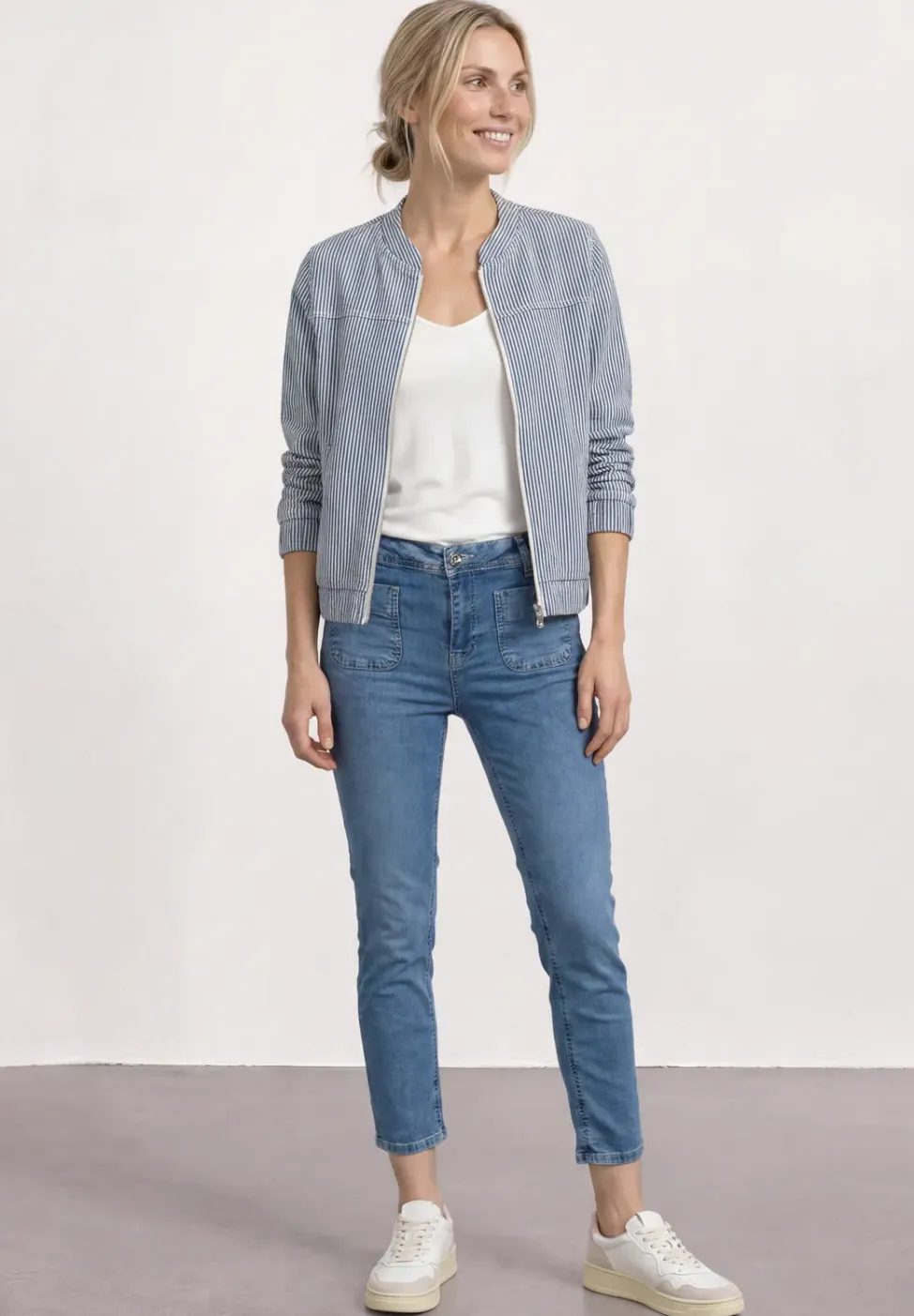 Straight Leg Jeans mit aufgesetzten Taschen
