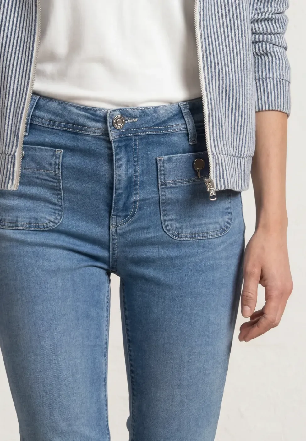 Straight Leg Jeans mit aufgesetzten Taschen