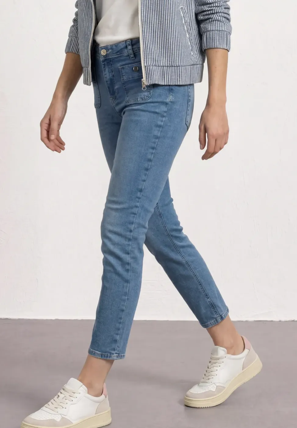 Straight Leg Jeans mit aufgesetzten Taschen