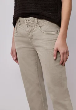 Straight Leg Jeans mit fransigem Saum