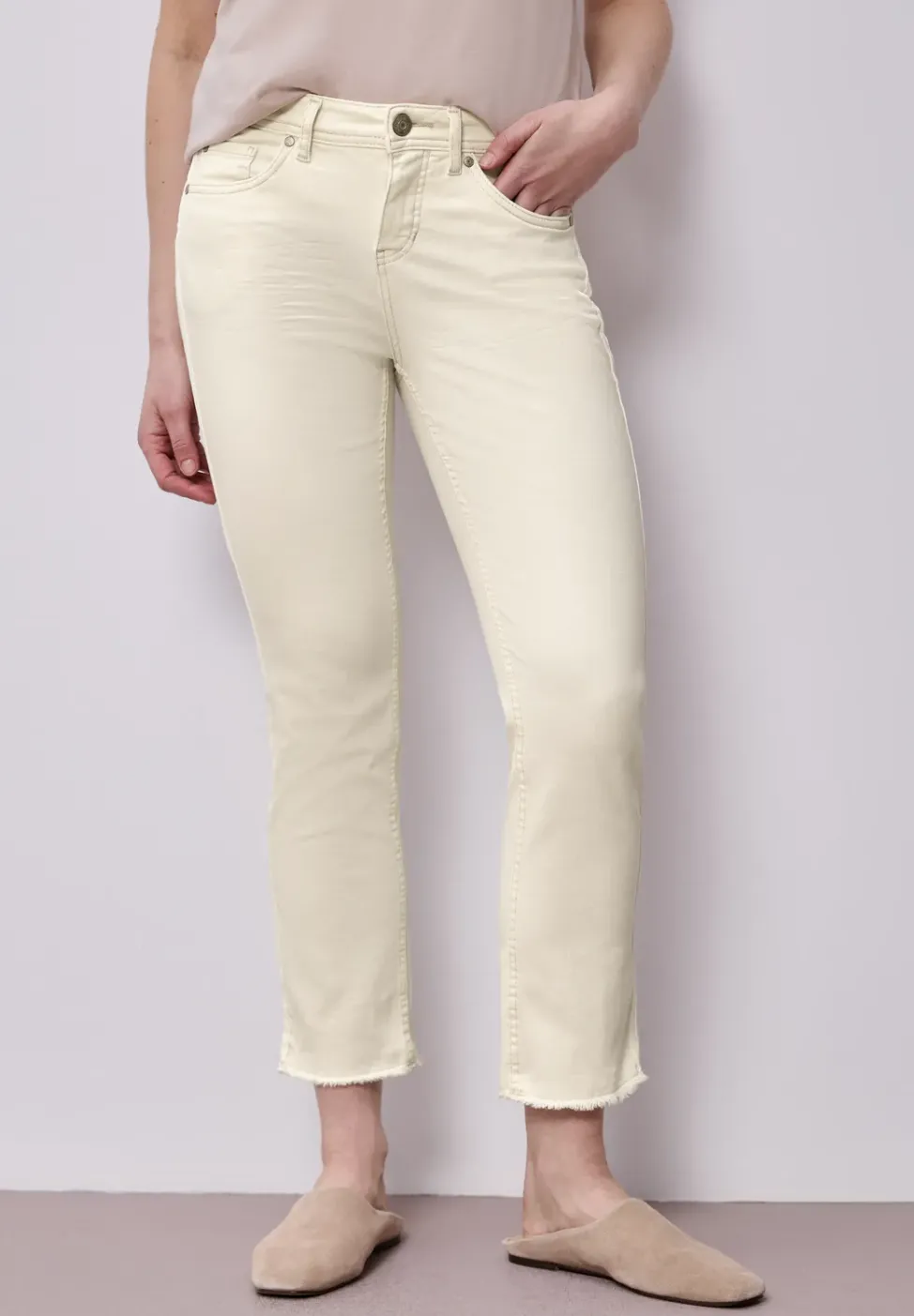 Straight Leg Jeans mit fransigem Saum