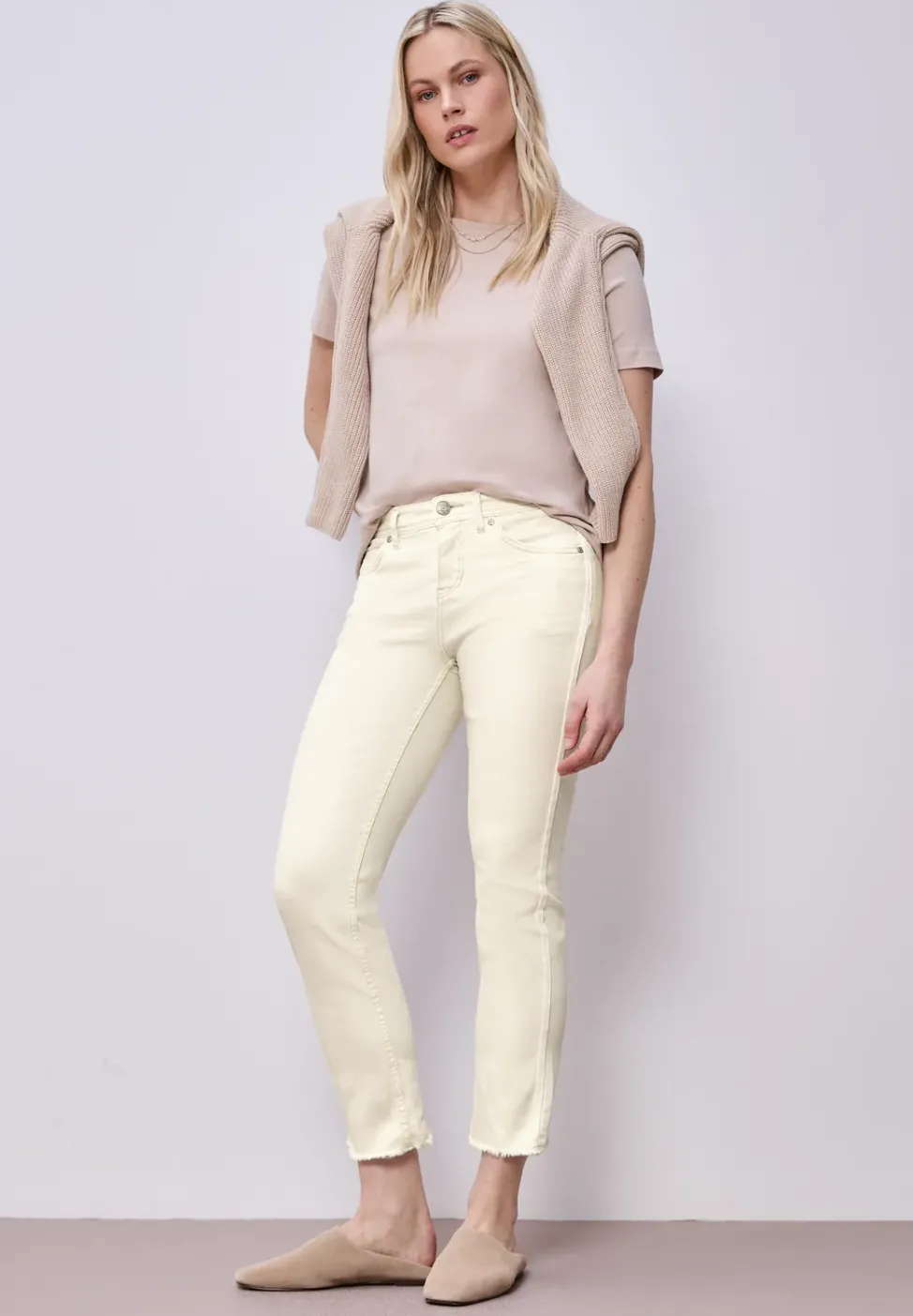 Straight Leg Jeans mit fransigem Saum