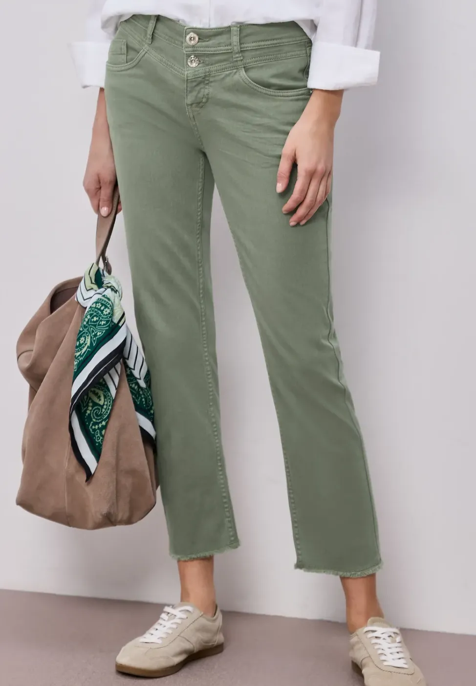 Straight Leg Jeans mit fransigem Saum