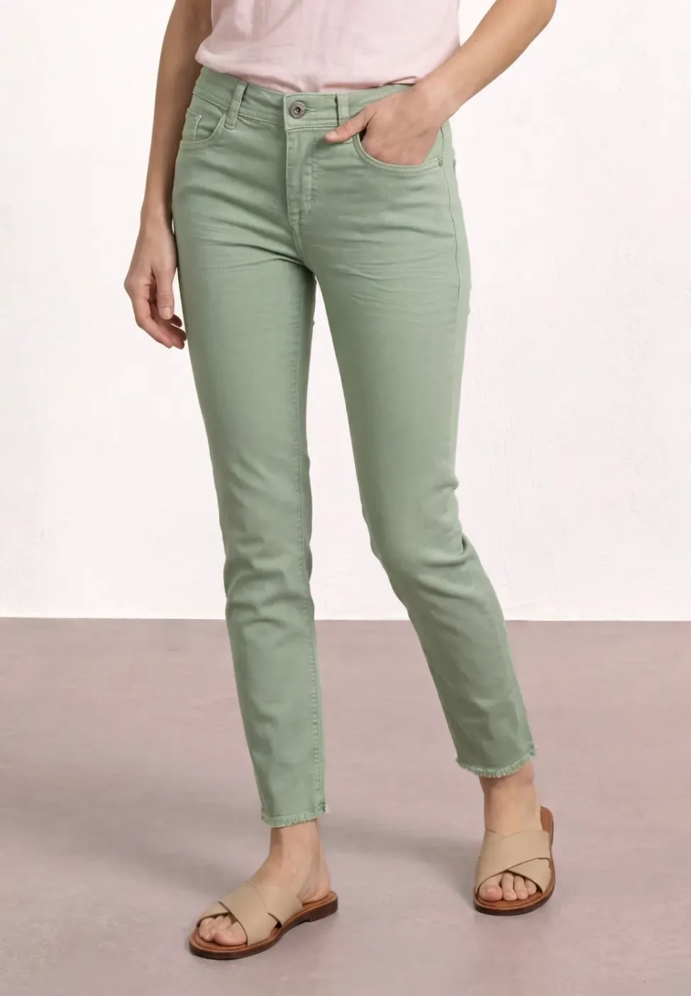 Straight Leg Jeans mit offenem Saum