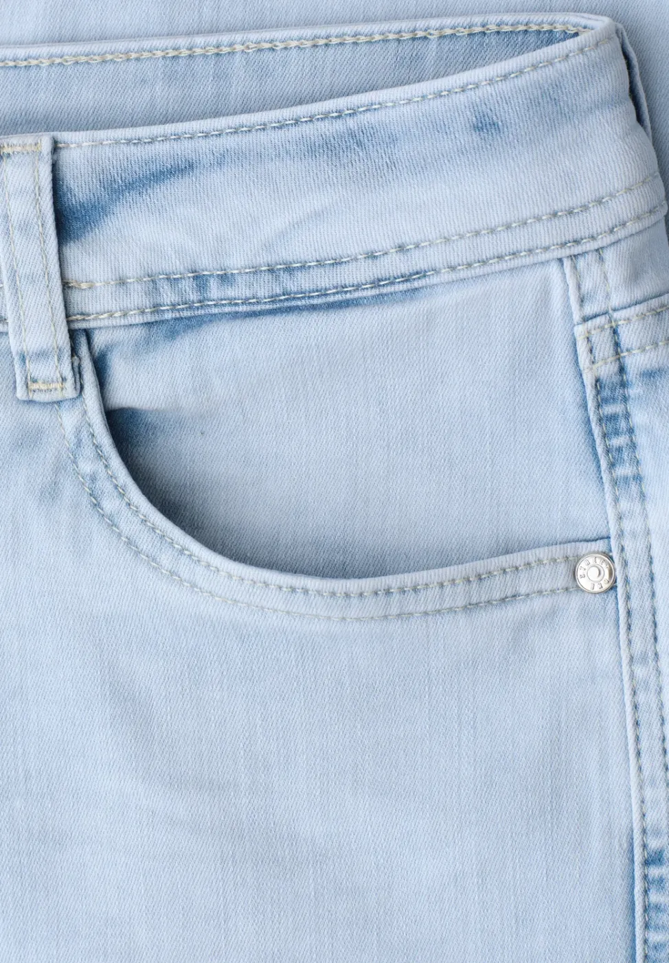 Straight Leg Jeans mit fransigem Saum