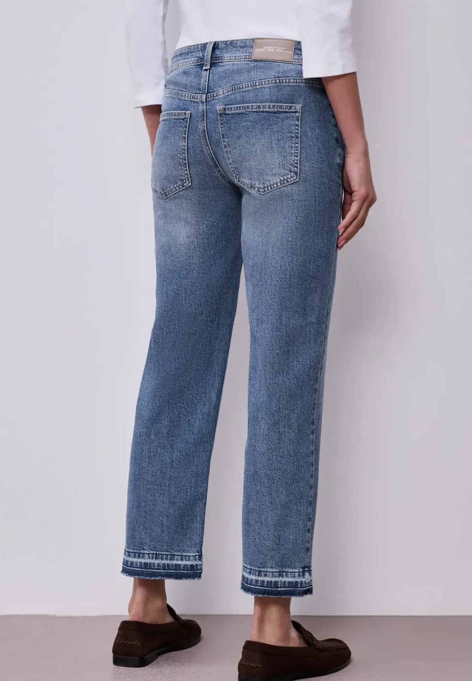 Straight Leg Jeans mit Saumdetail