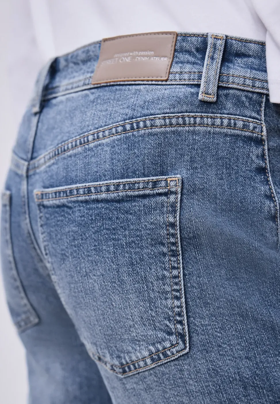 Straight Leg Jeans mit Saumdetail