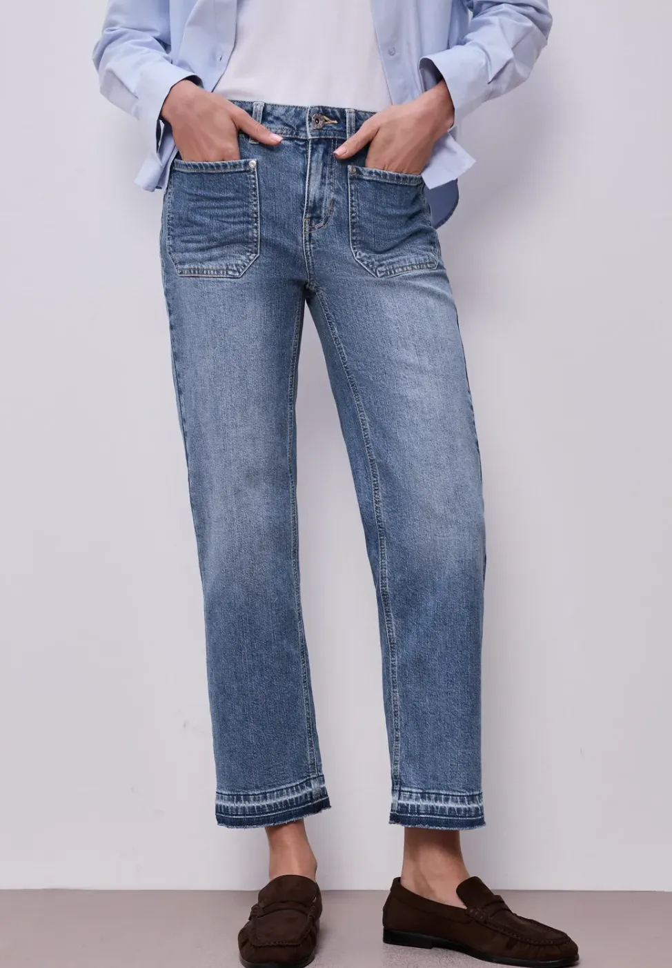 Straight Leg Jeans mit Saumdetail