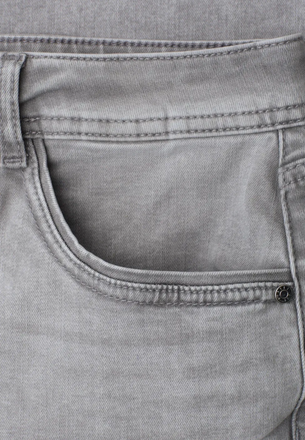 Straight Leg Jeans mit Ziersaum