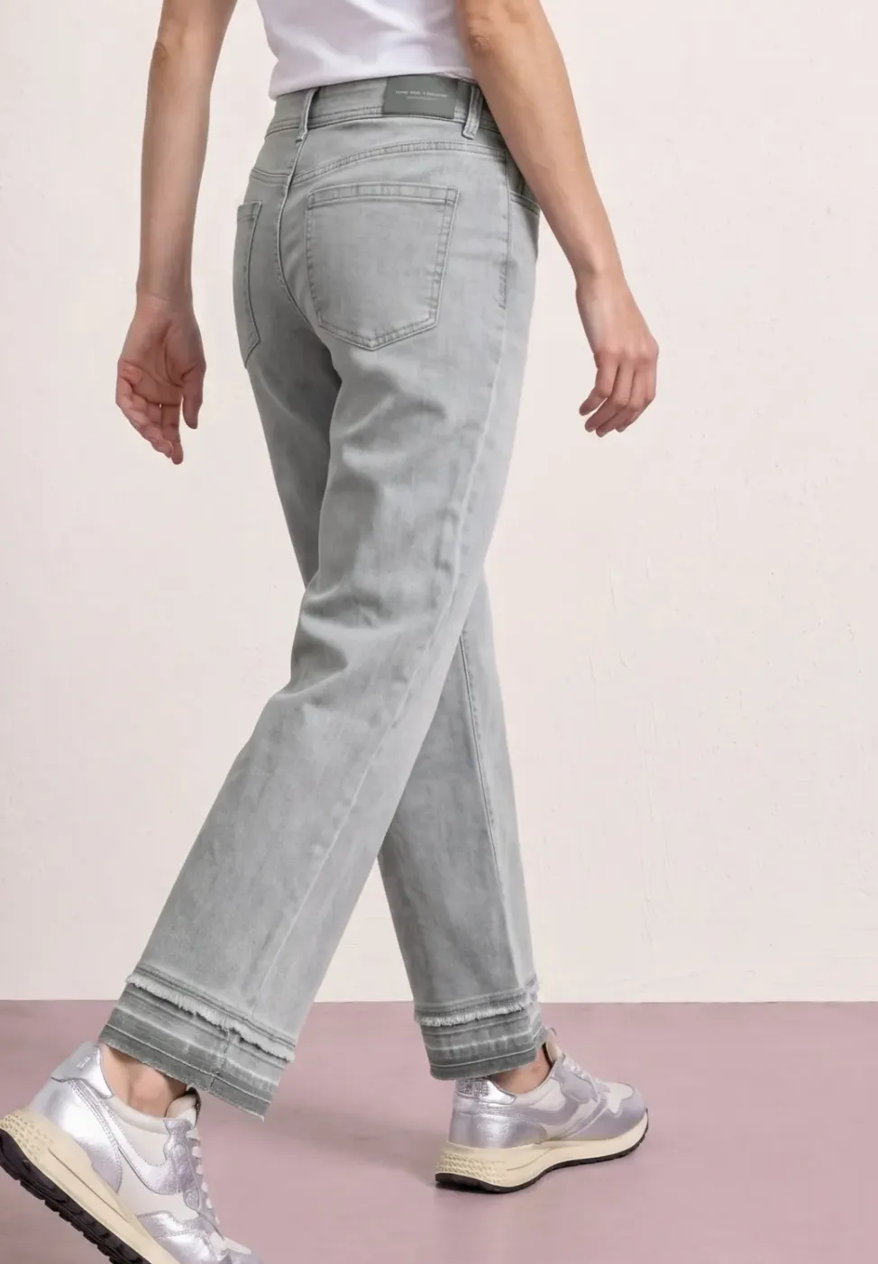 Straight Leg Jeans mit Ziersaum