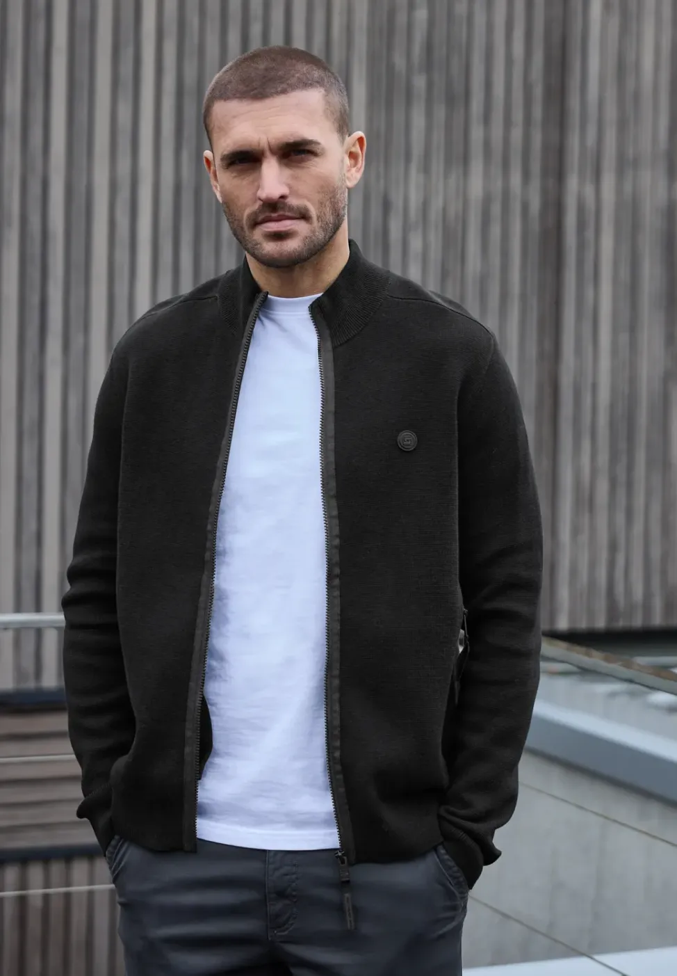 Strickjacke mit Stehkragen