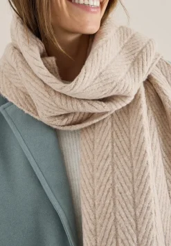 Strickschal mit Struktur