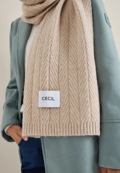 Strickschal mit Struktur