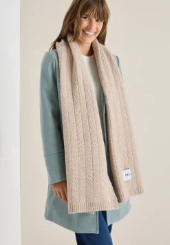 Strickschal mit Struktur