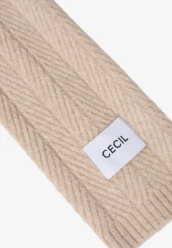 Strickschal mit Struktur