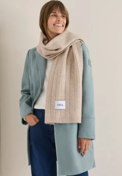 Strickschal mit Struktur