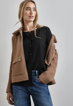 Strukturbluse mit Stickerei