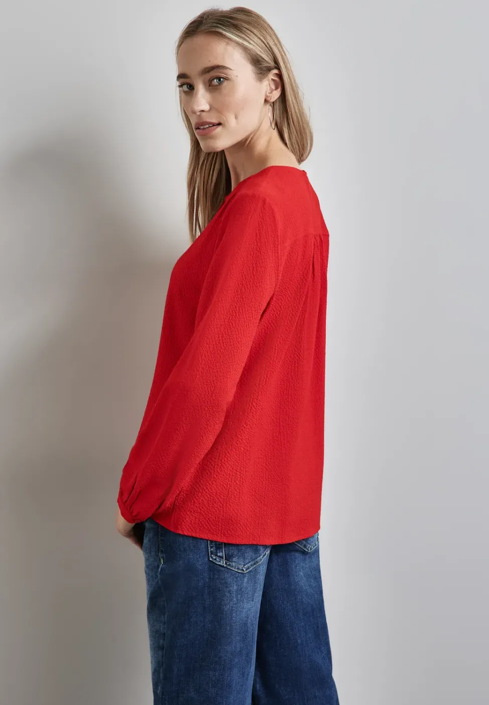 Strukturbluse mit Stickerei