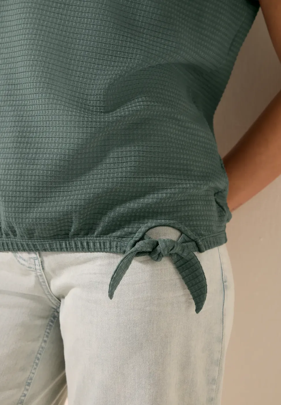 Strukturshirt mit Knoten