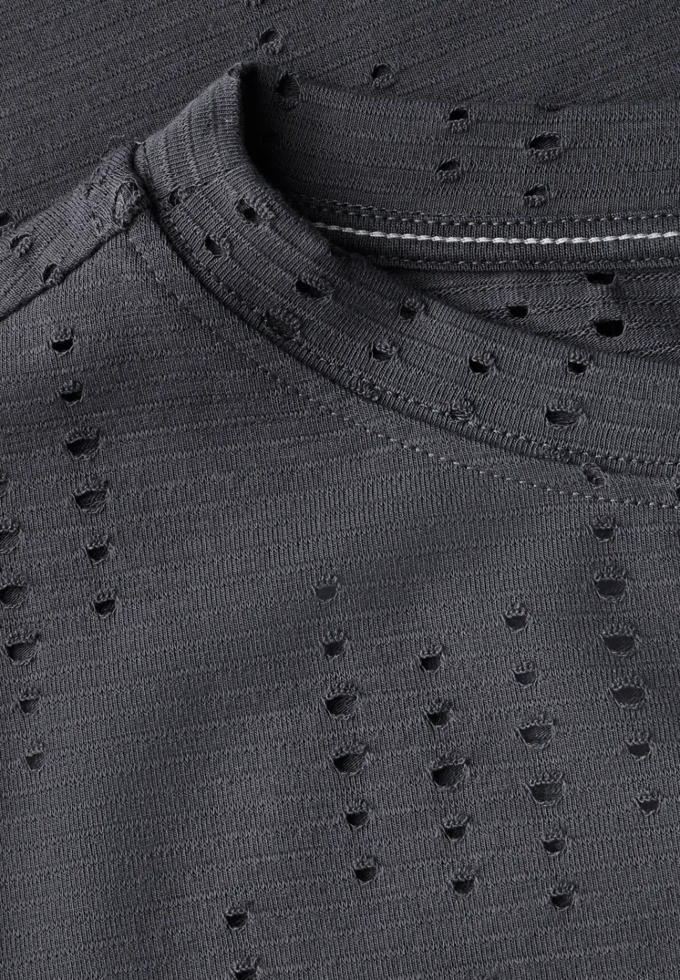 Strukturshirt mit Lochmuster