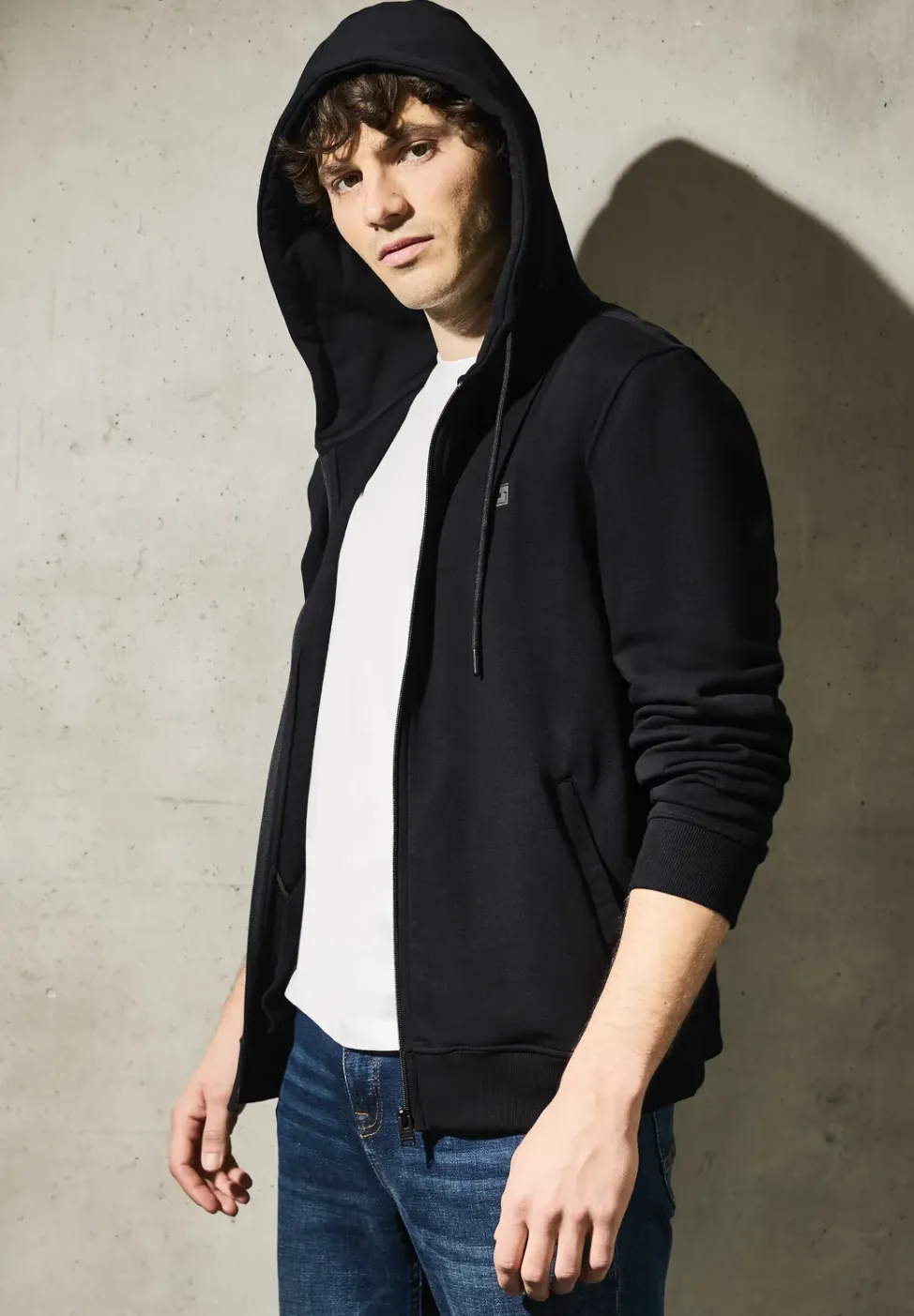 Sweatjacke mit Kapuze