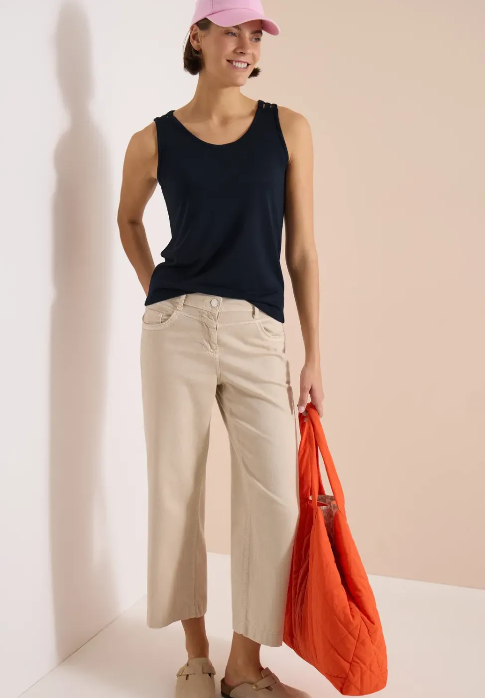 Top mit gerundetem V-Neck und Flechtdetail