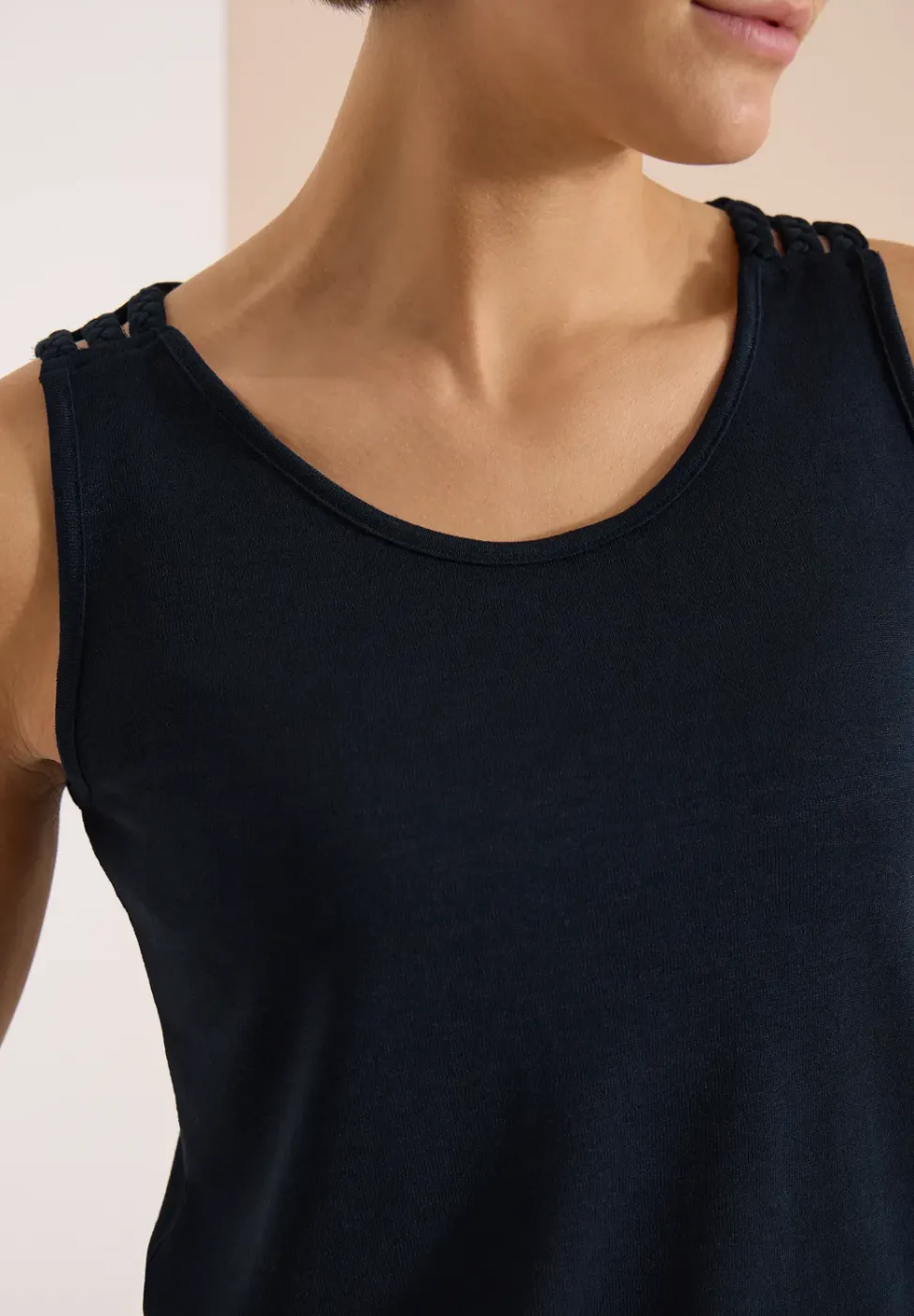 Top mit gerundetem V-Neck und Flechtdetail