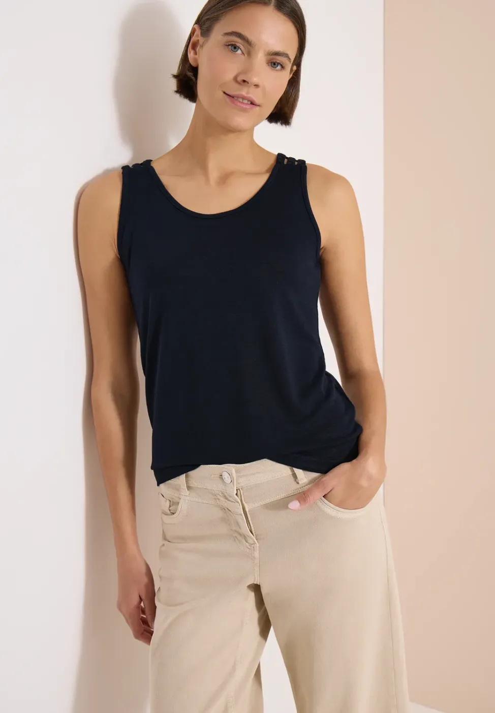 Top mit gerundetem V-Neck und Flechtdetail