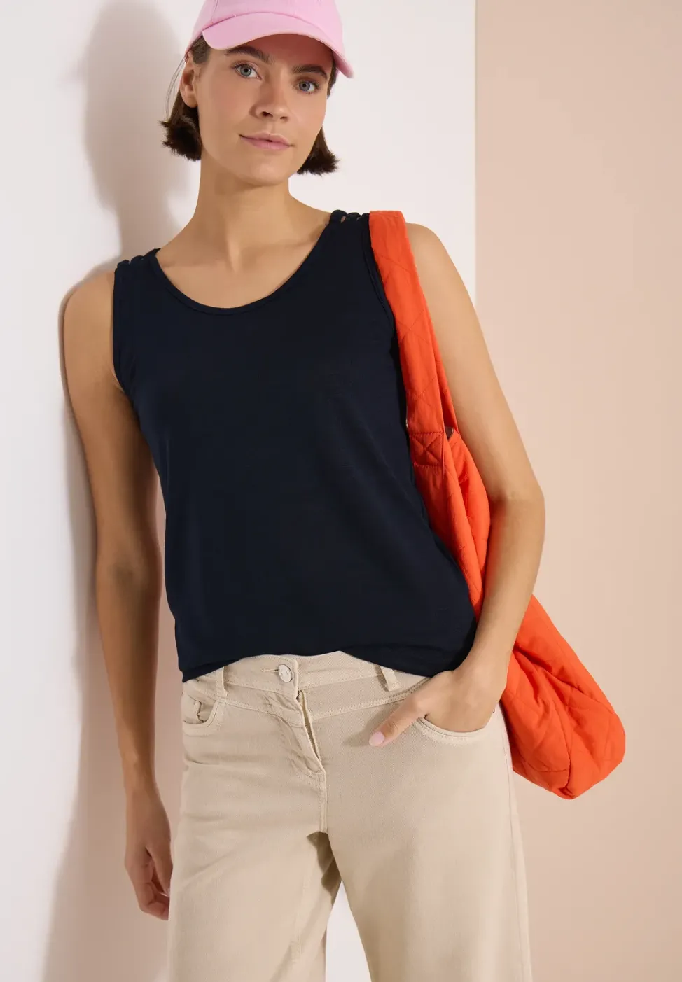 Top mit gerundetem V-Neck und Flechtdetail