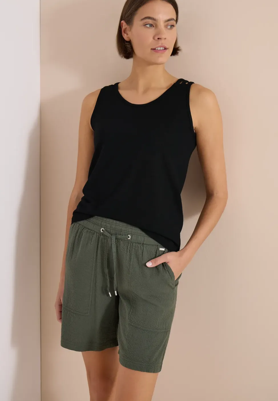 Top mit gerundetem V-Neck und Flechtdetail