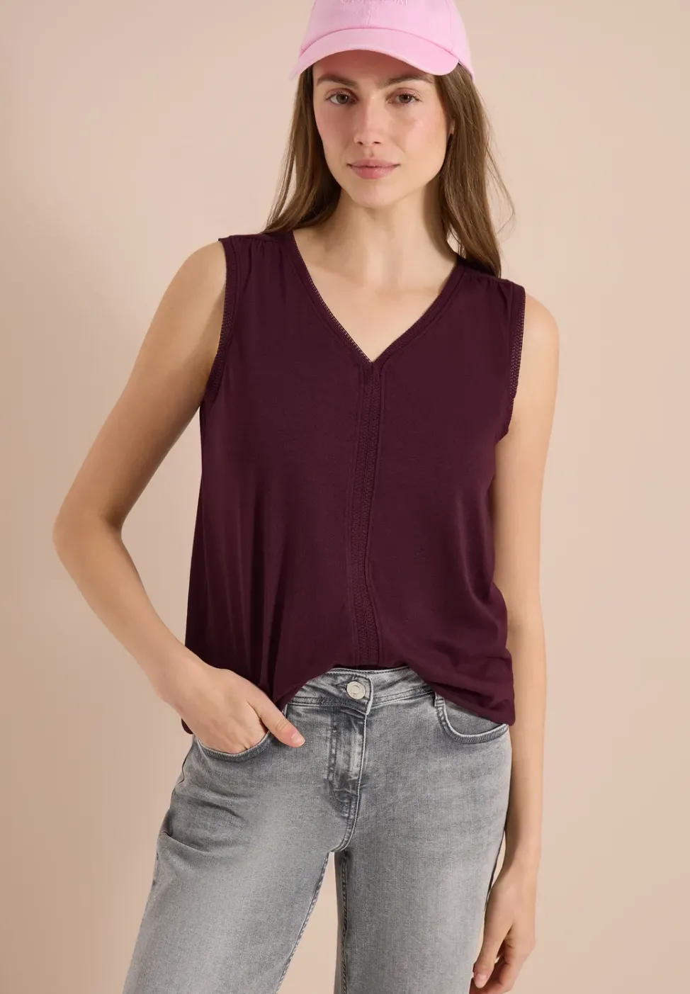 Top mit V-Neck und Crochet-Tape