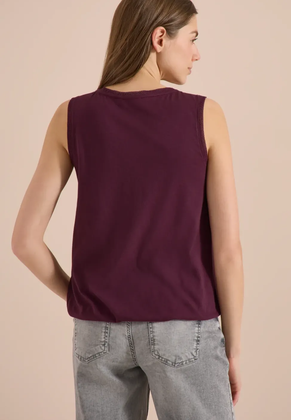 Top mit V-Neck und Crochet-Tape