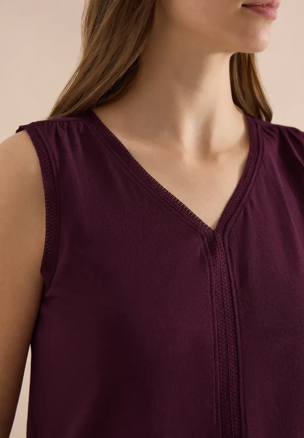 Top mit V-Neck und Crochet-Tape
