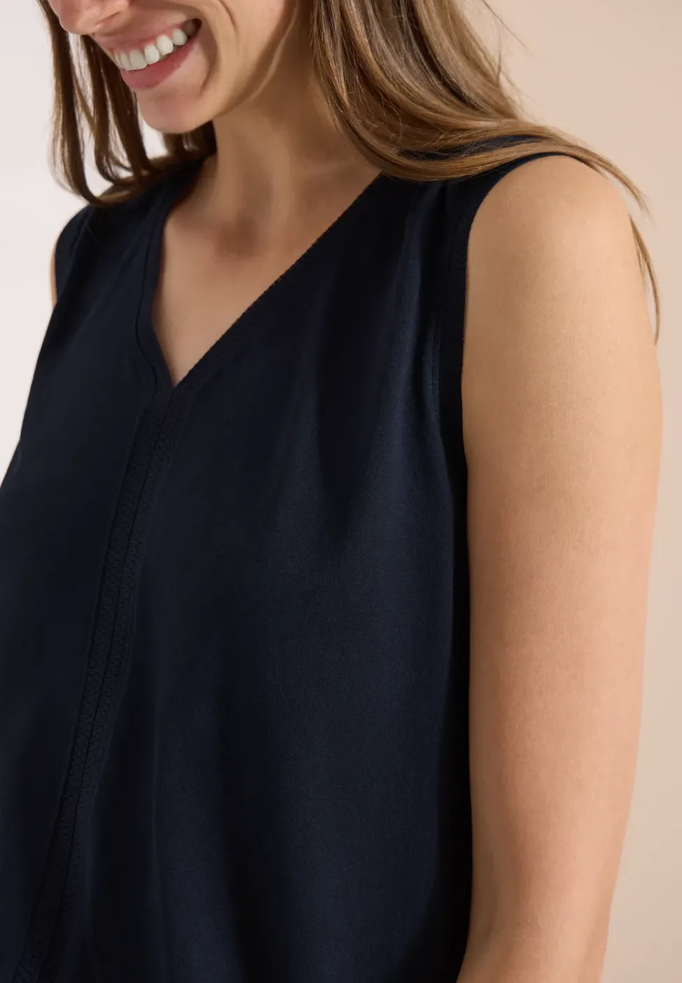 Top mit V-Neck und Crochet-Tape