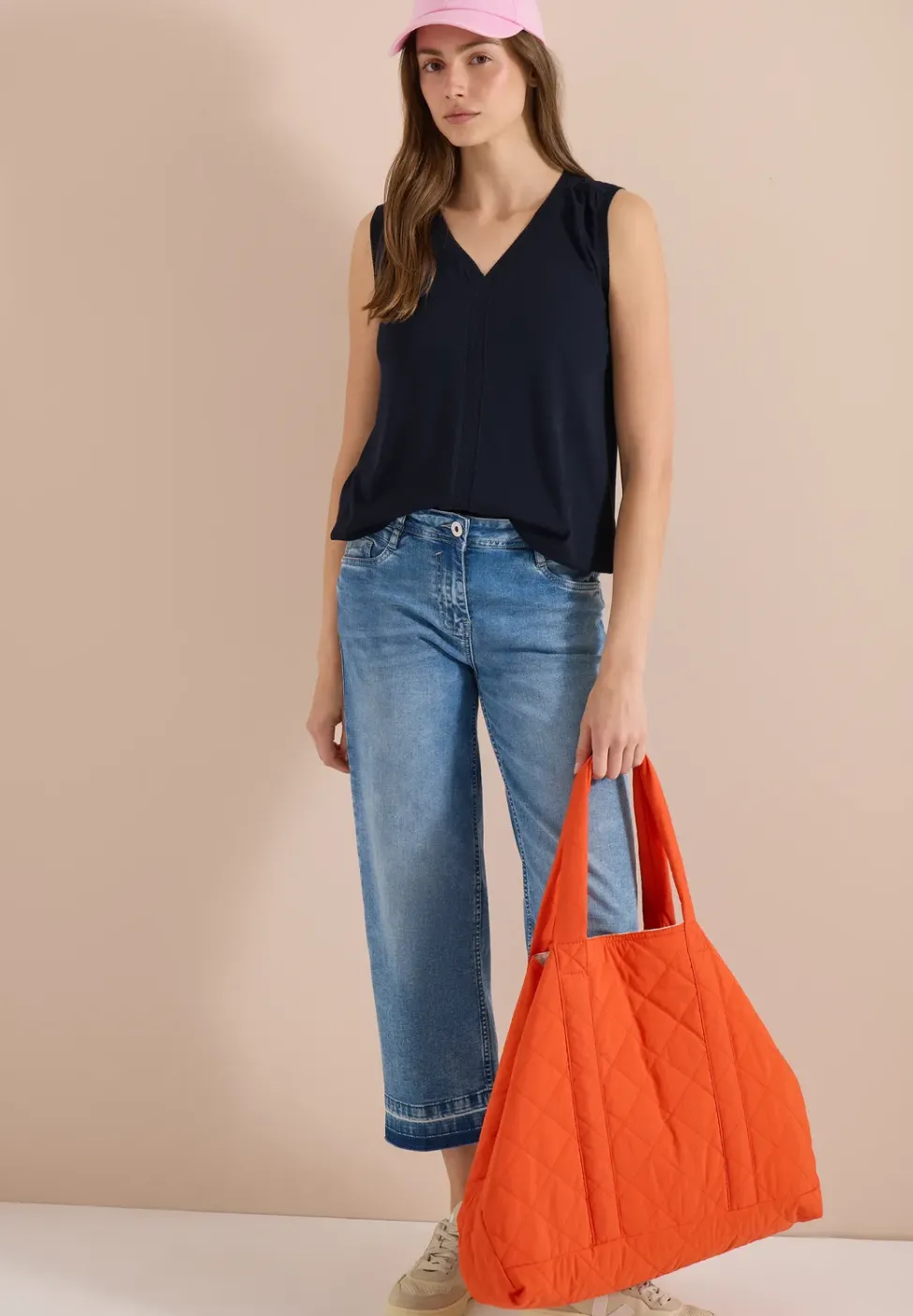 Top mit V-Neck und Crochet-Tape