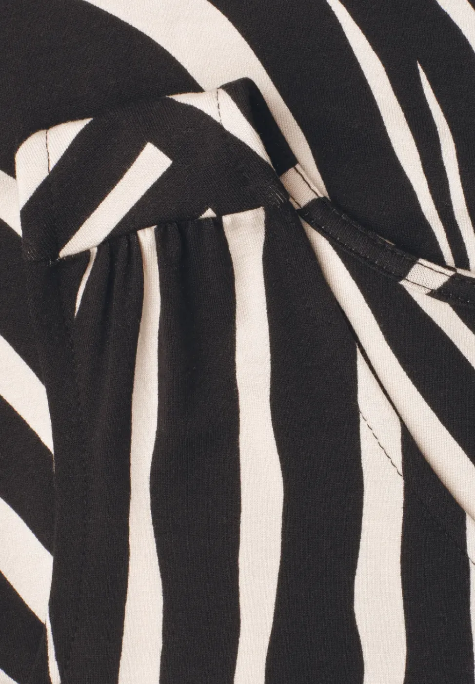 Top mit V-Neck und Elastiksaum