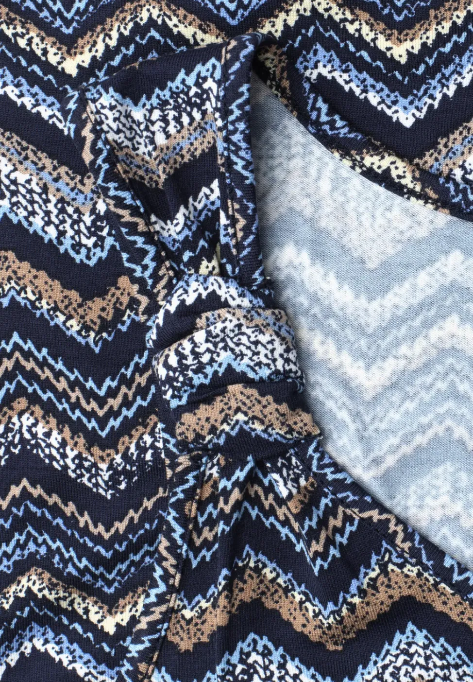Top mit V-Neck und Knotendetail