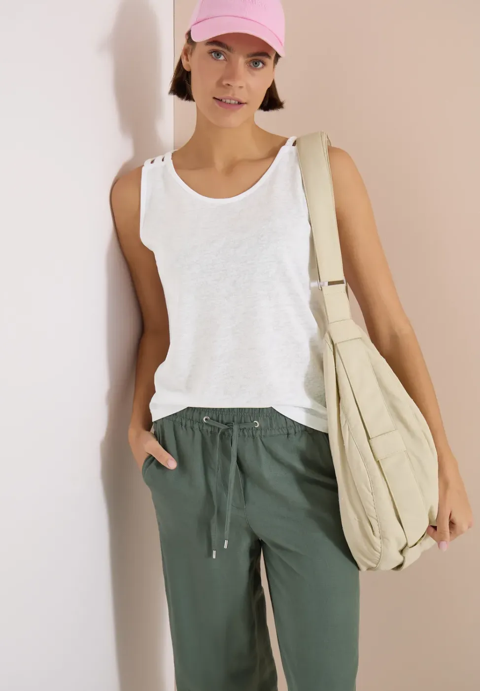 Top mit gerundetem V-Neck und Flechtdetail