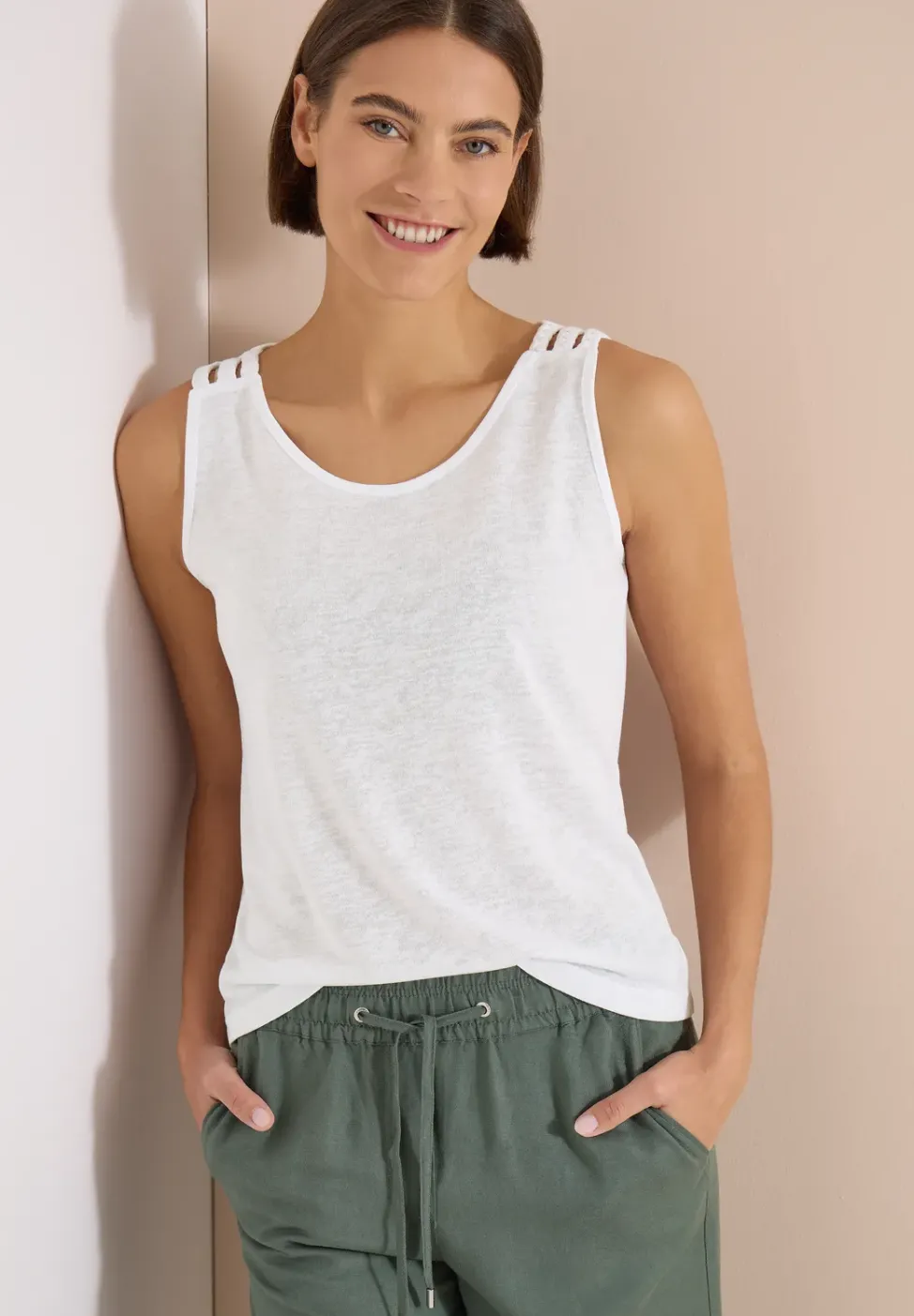 Top mit gerundetem V-Neck und Flechtdetail