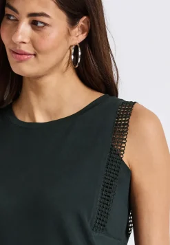 Top mit Häkeldetails