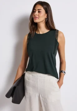 Top mit Häkeldetails