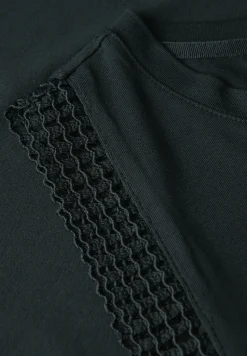 Top mit Häkeldetails