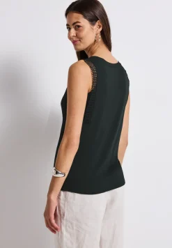 Top mit Häkeldetails