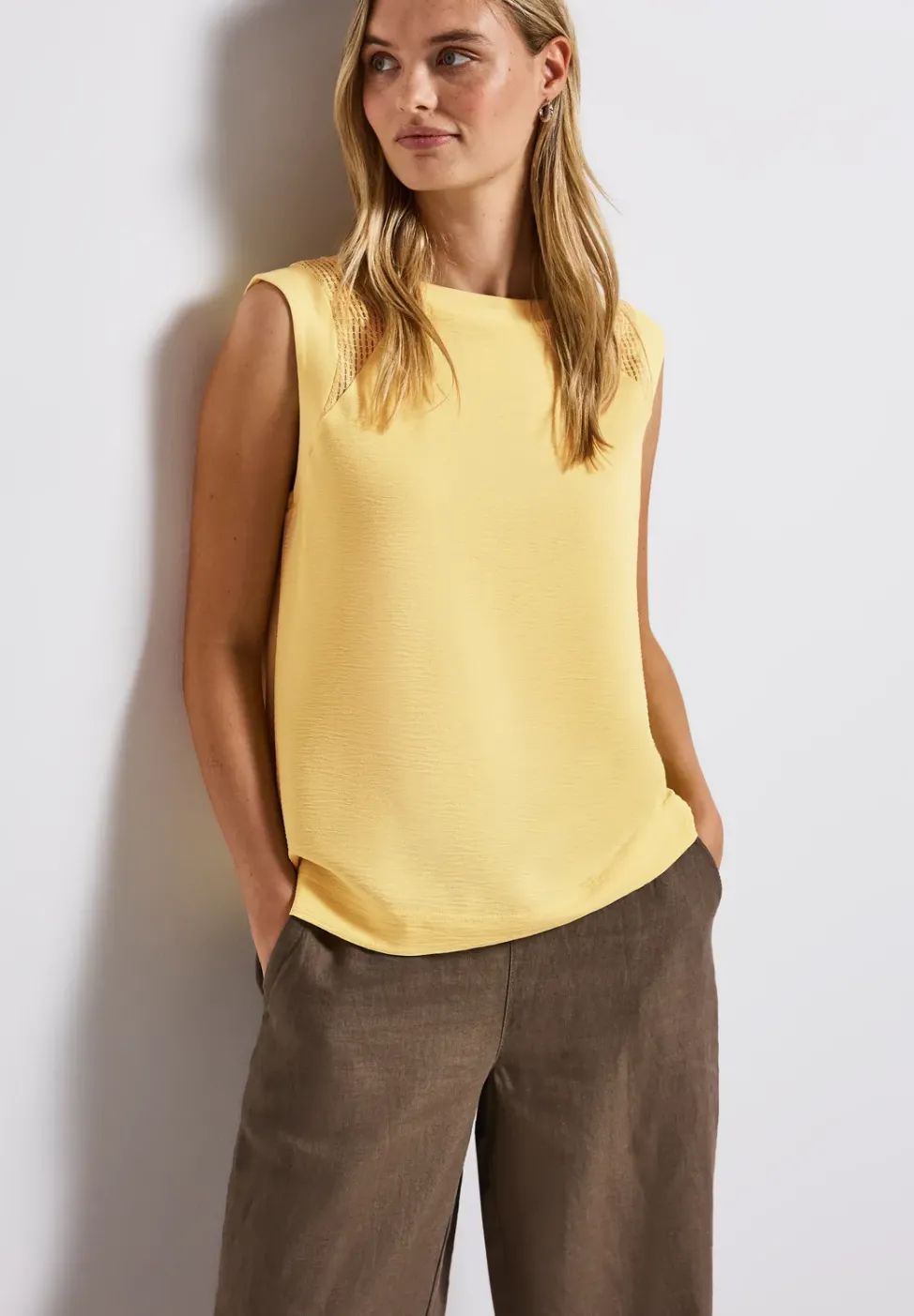 Top mit Mesh-Details