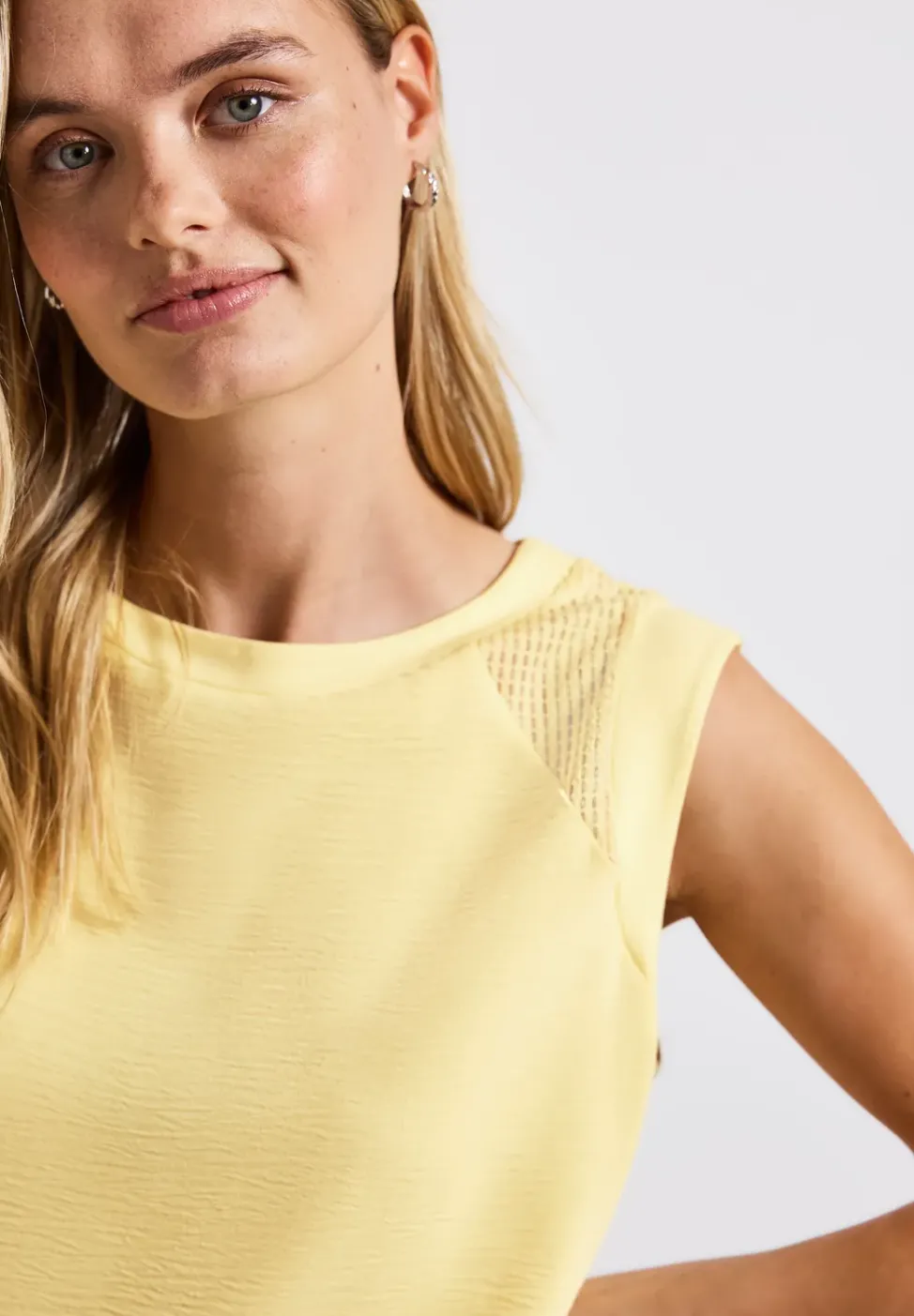 Top mit Mesh-Details