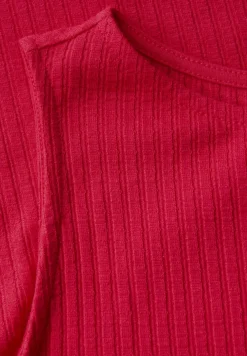 Top mit Rippstruktur