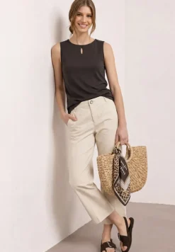 Top mit Rundhals und Cut-Out-Detail